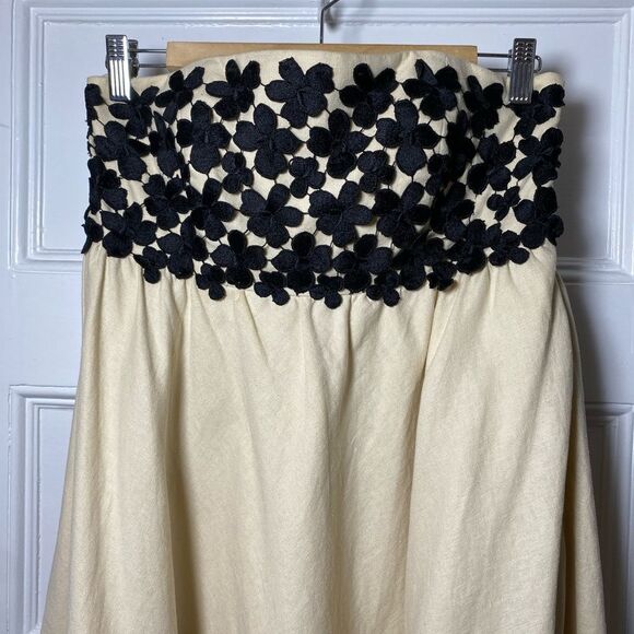 Tibi New York | Linen Strapless Dress with Floral Appliqué - Picture 3 of 10